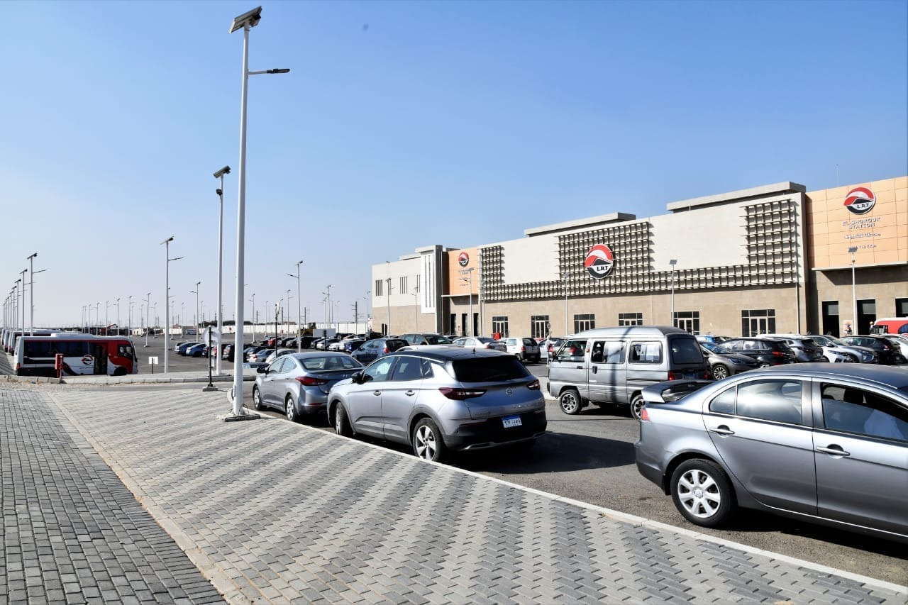 تجهيز محطات القطار الكهربائي الخفيف بأماكن انتظار السيارات (3)