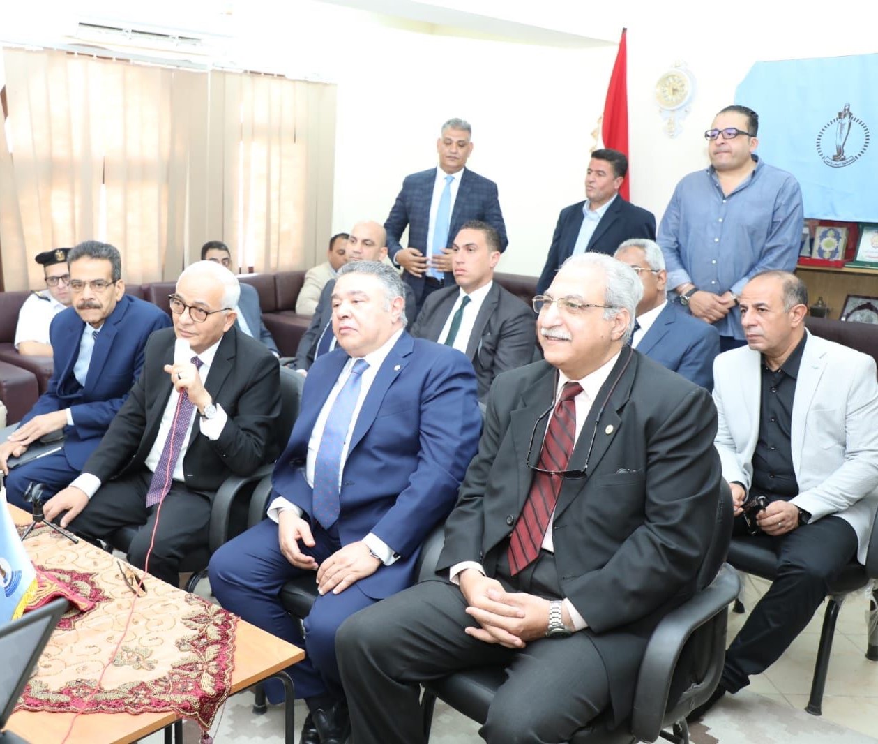 وزير التربية والتعليم يتفقد سير امتحانات الثانوية من لجنة مدرسة المتفوقين بالغردقة (4)