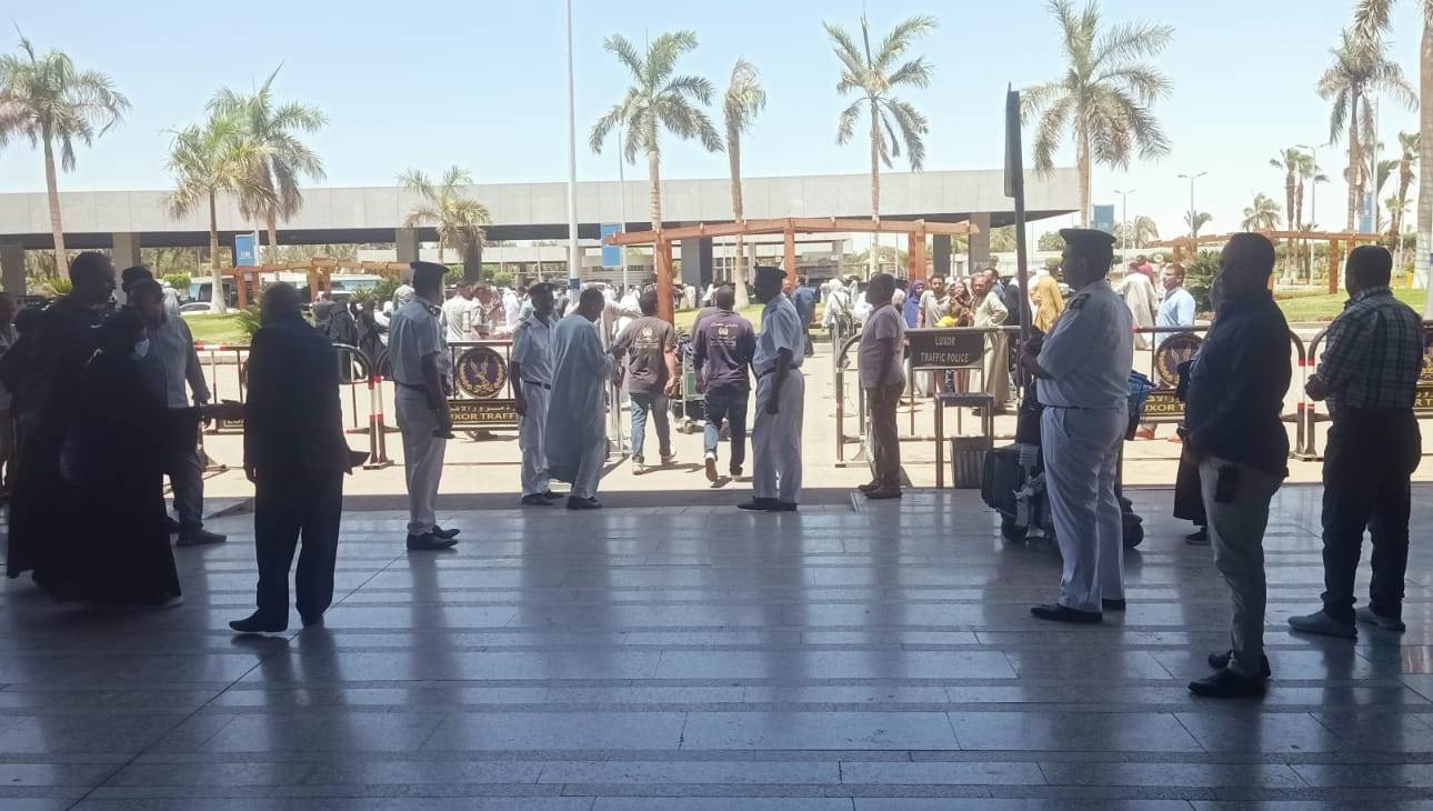 خروج الحجاج من مطار الأقصر الدولى بعد نهاية إجراءاتهم