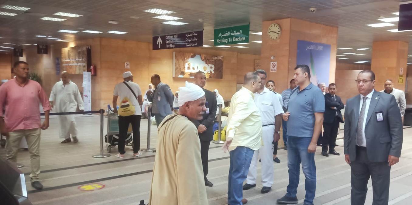قيادات المطار خلال خدمة الحجاج لدى وصولهم لمصر