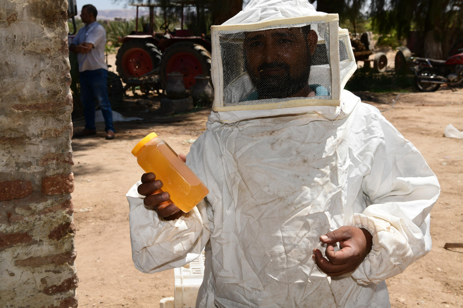 إنتاج أول قطفة عسل نحل طبيعى بمشروعات الأمن الغذائى (3)