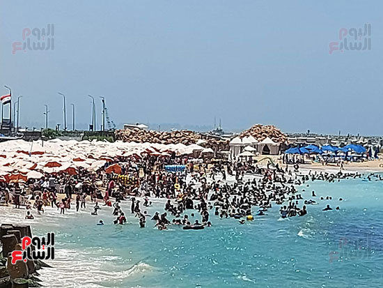 اقبال كبير على شواطئ الإسكندرية  (1)