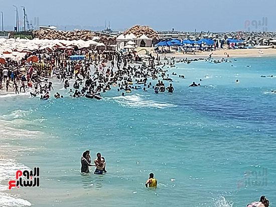 اقبال كبير على شواطئ الإسكندرية  (4)