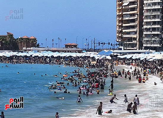 اقبال-كبير-في-عطلة-الجمعة-علي-شواطئ-الإسكندرية