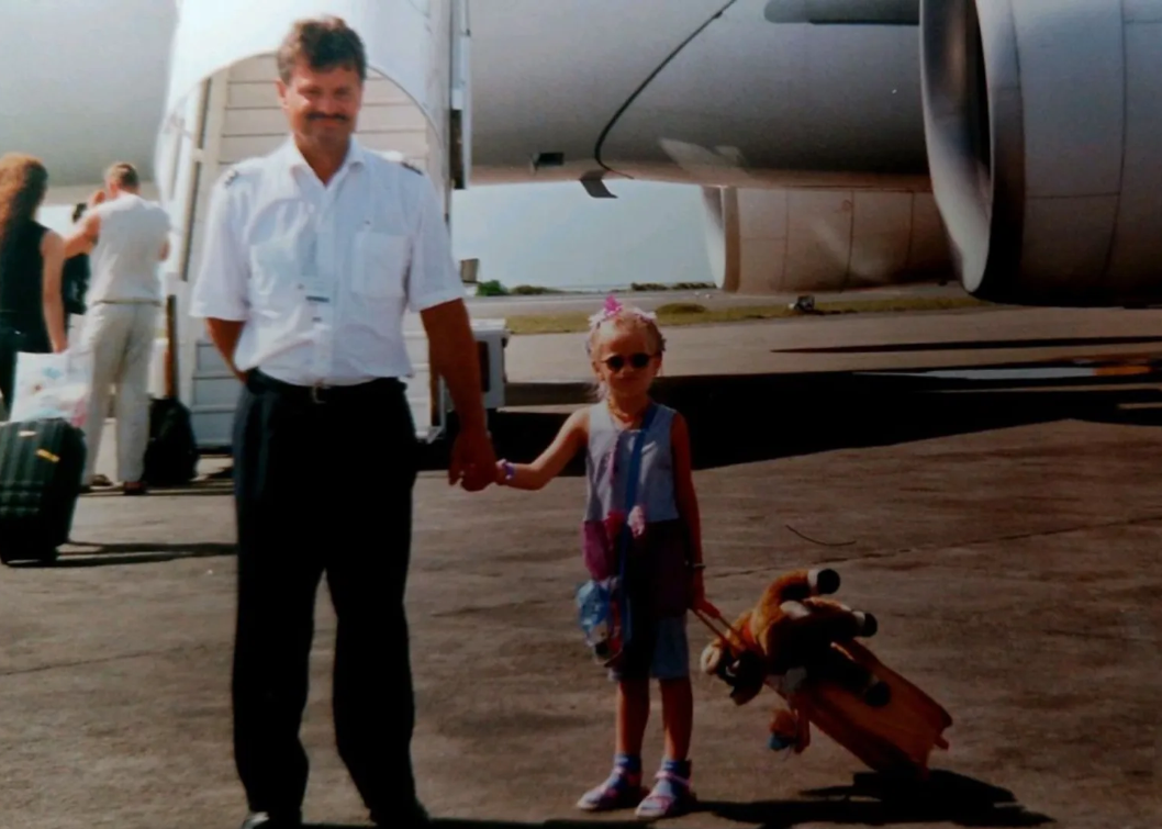 مع والدها الطيار