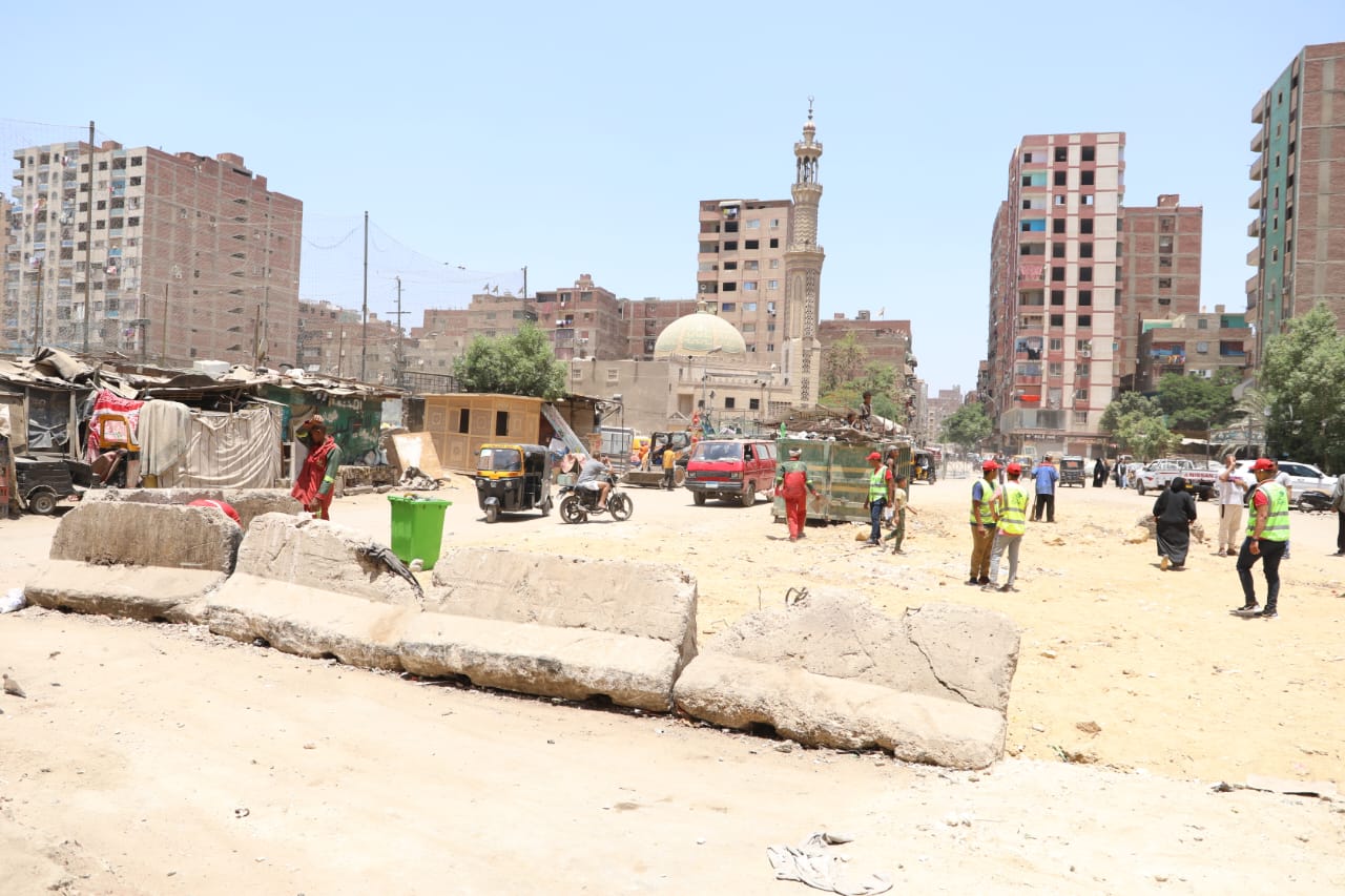 نظافة القاهرة ترفع المخلفات بمنطقة بير أم سلطان (1)