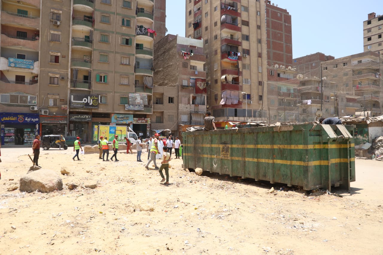 نظافة القاهرة ترفع المخلفات بمنطقة بير أم سلطان (8)
