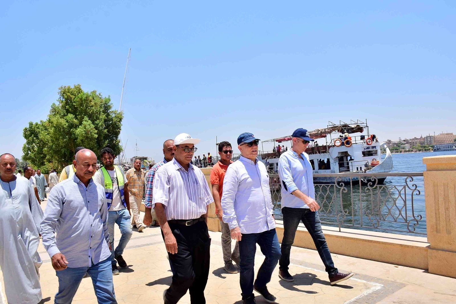 محافظ الأقصر يتفقد كورنيش النيل الجديد بمدينة القرنة