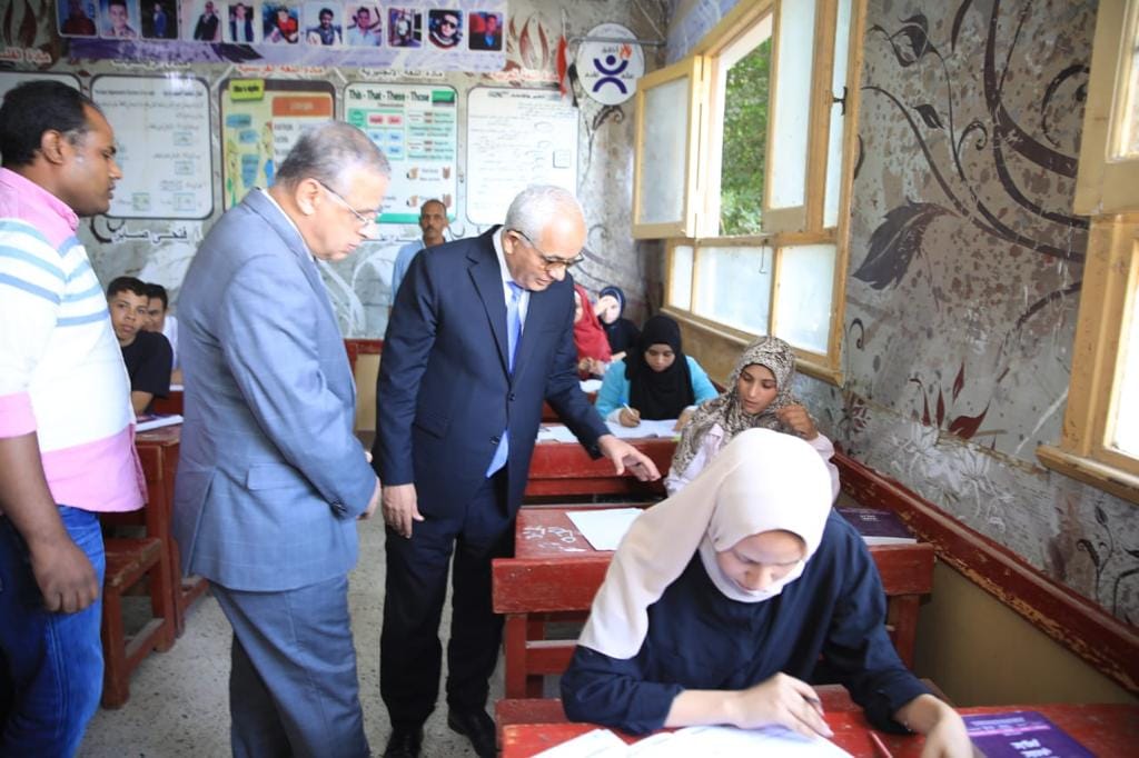 الوزير والمحافظ يتفقدون لجان الامتحانات بدار السلام (2)