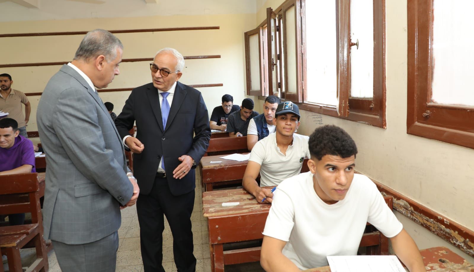 وزير التعليم بتفقد عدد من لجان سير الامتحانات (3)