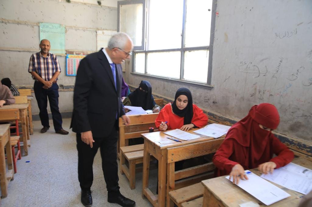الوزير والمحافظ يتفقدون لجان الامتحانات بدار السلام (9)