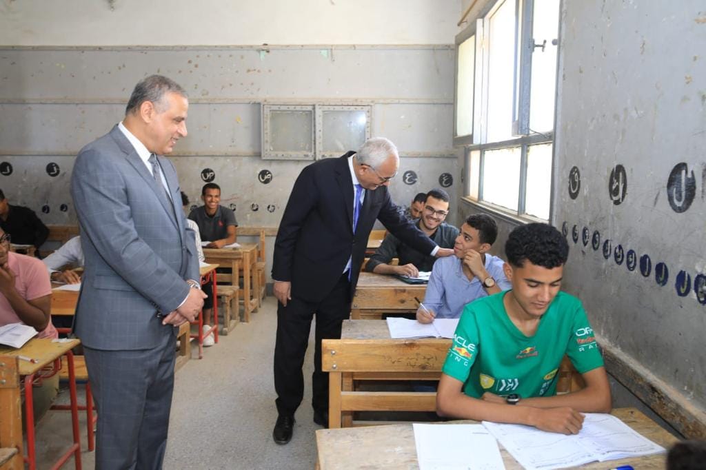 الوزير والمحافظ يتفقدون لجان الامتحانات بدار السلام (3)