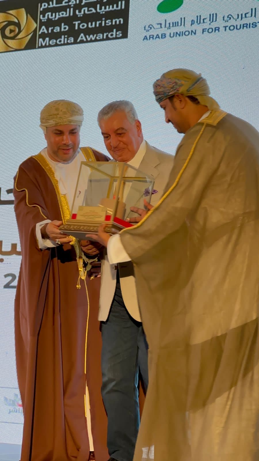 زاهي حواس يحصل على جائزة الريادة من المنتدي العربي للسياحة والتراث