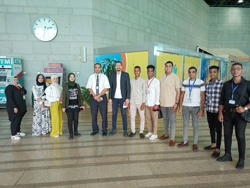 طلاب جامعة طيبة يتلقون تدريب صيفي بمطار الأقصر الدولي