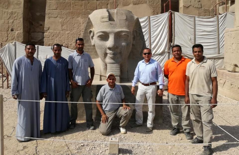 فرق الترميم والآثريين خلال العمل فى مشروعات ترميم التماثيل