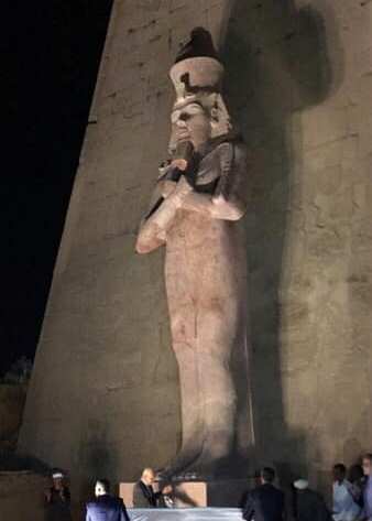 تمثال الملك رمسيس بالوضع الأوزيري وقت افتتاح ترميمه