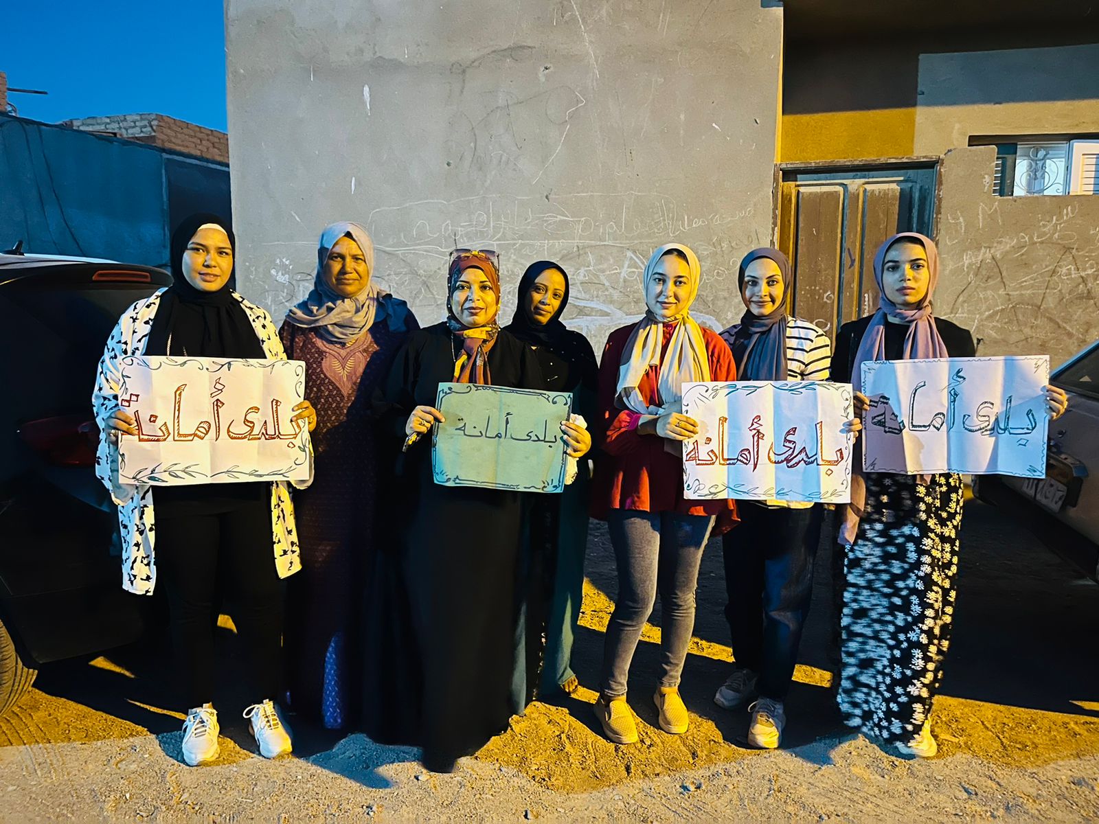 سيدات يحملن شعار الحملة 