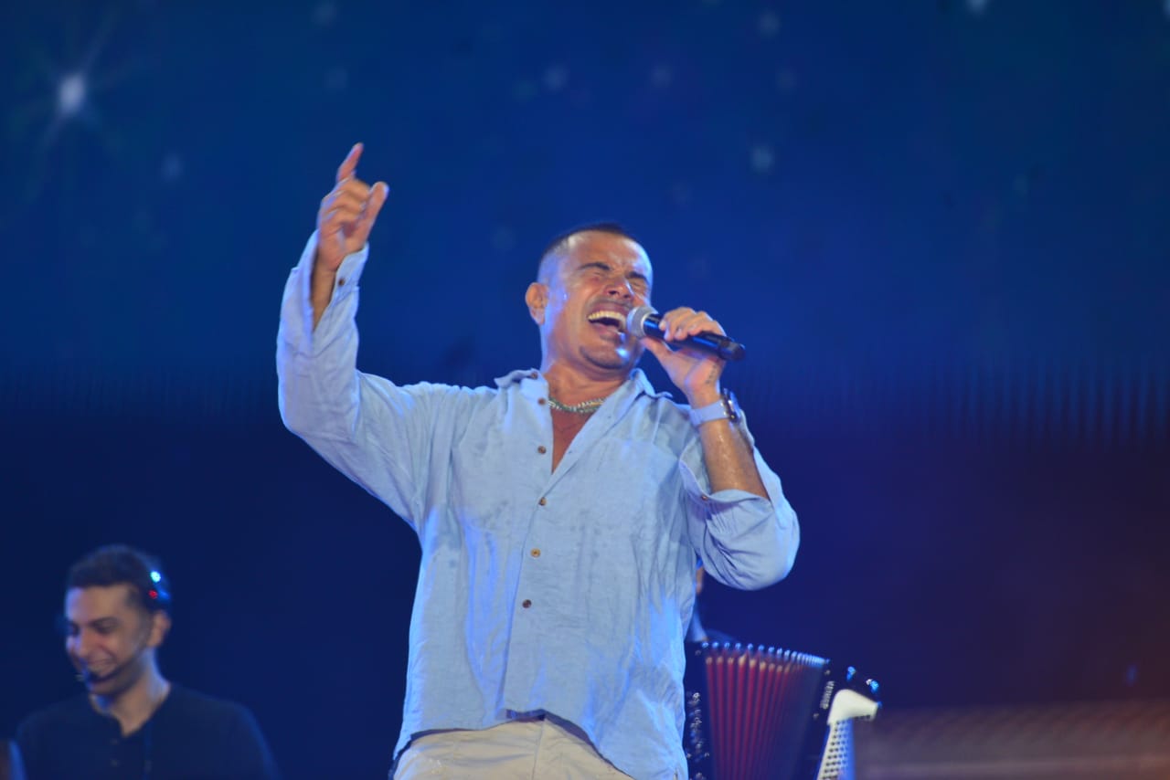عمرو دياب يحيي حفل غنائي في الساحل الشمالي (7)