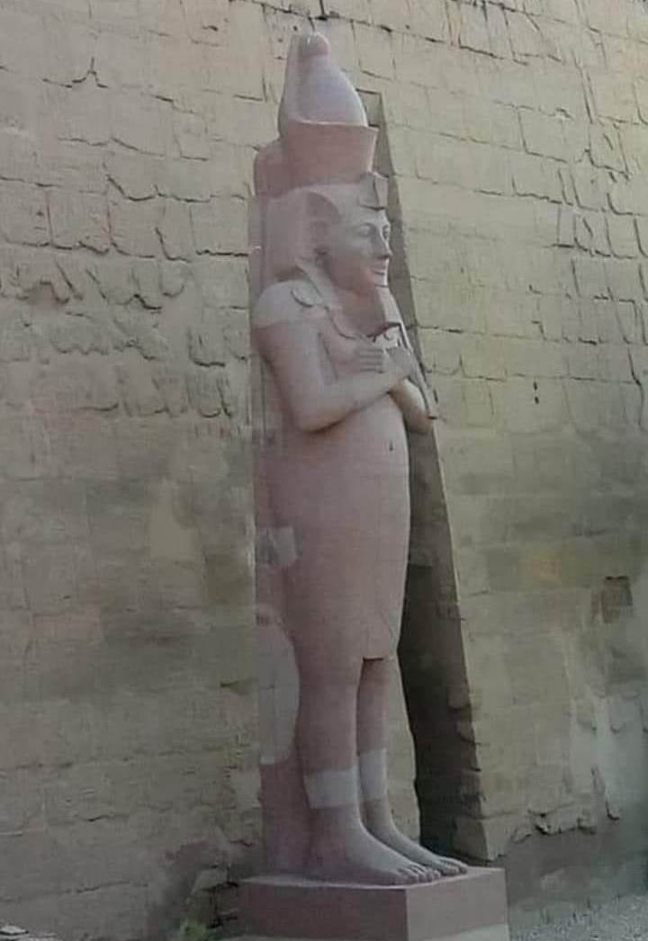 تمثال الملك رمسيس الثانى بواجهة معبد الأقصر الرئيسية