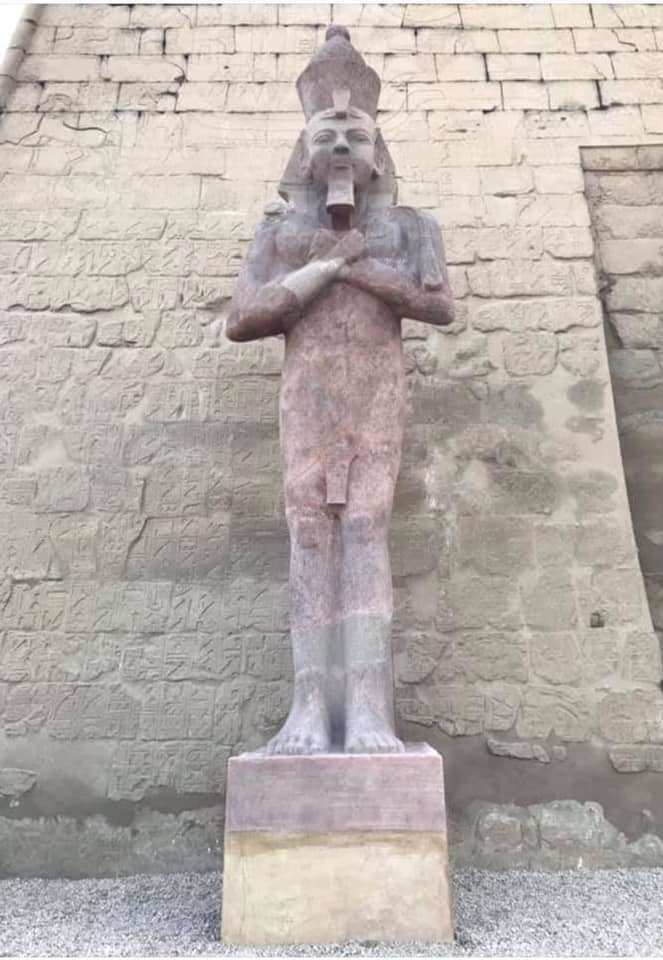 التمثال للملك رمسيس بالوضع الأوزيري بواجهة المعبد