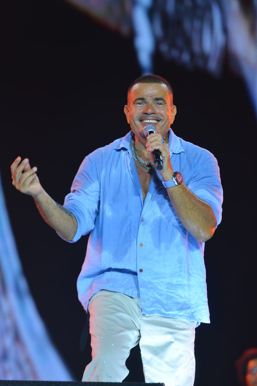 عمرو دياب يحيي حفل غنائي في الساحل الشمالي (11)