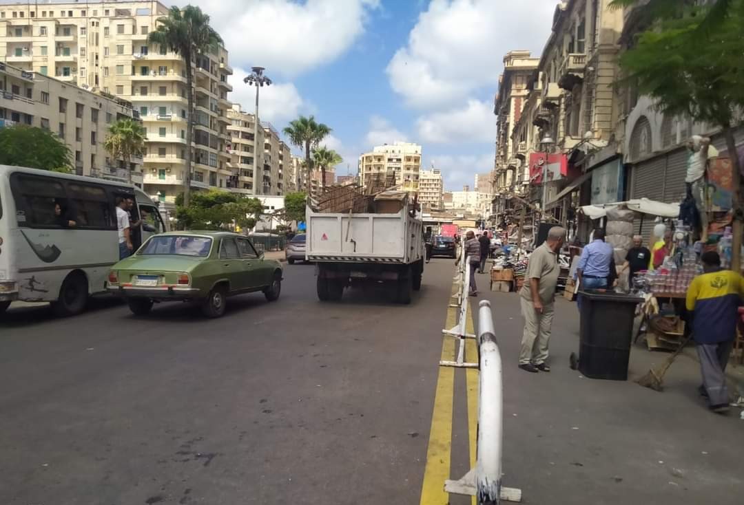 حواجز  وخطوط لمنع تعدي الباعة الجائلين في المنشية بالإسكندرية