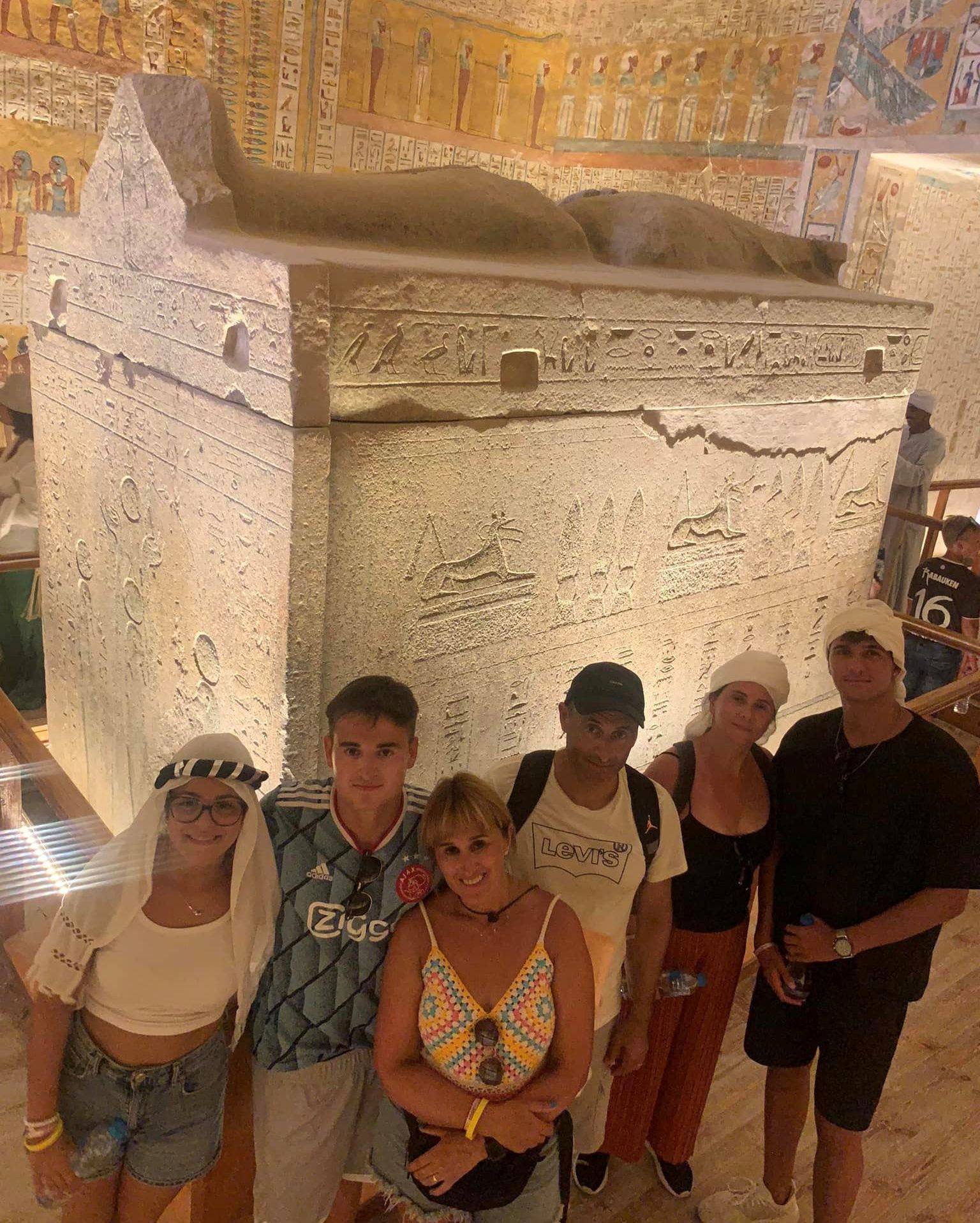 الأفواج السياحية داخل المقابر الفرعونية