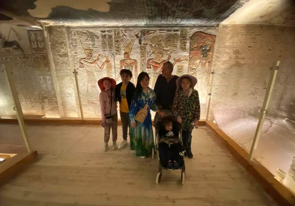 السياح يستمتعون داخل مقابر ملوك الفراعنة