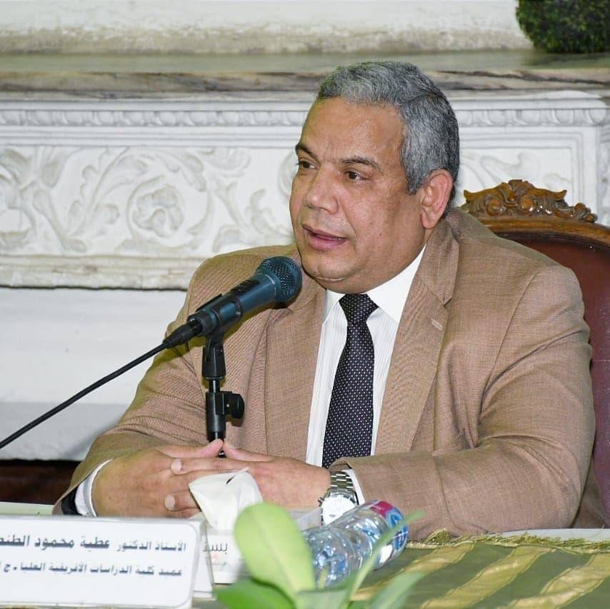 الدكتور عطية محمود الطنطاوي عميد كلية الدراسات الأفريقية العليا