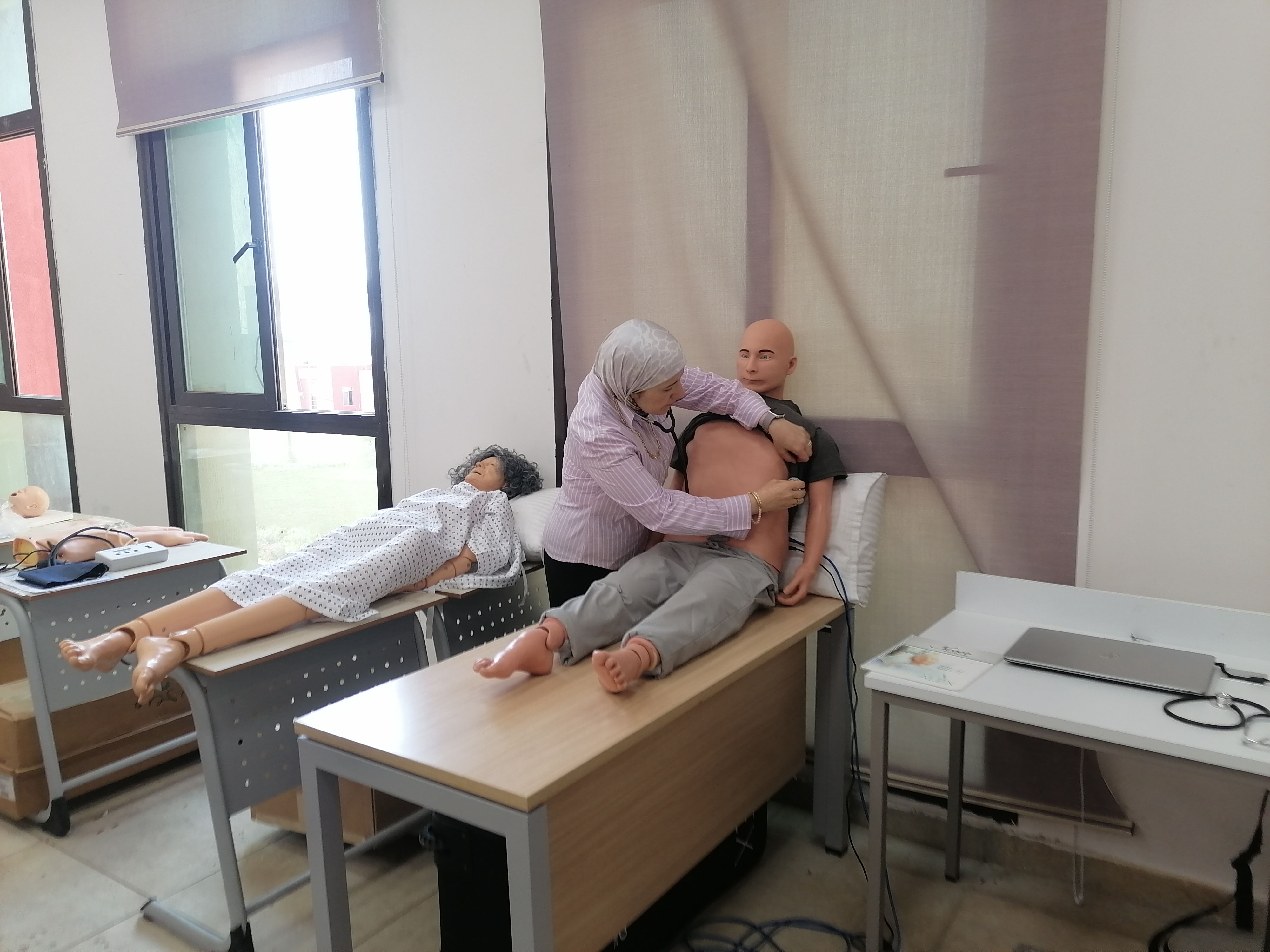 دكتورة هالة المرصفاوي عميد كلية طب أثناء تجربة عملية