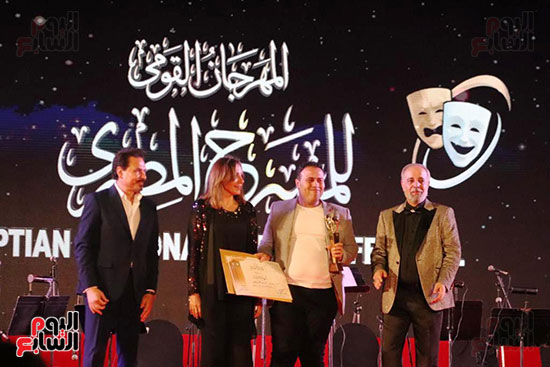 الزميل محمد عبد الرحمن أثناء استلامه الجائزة