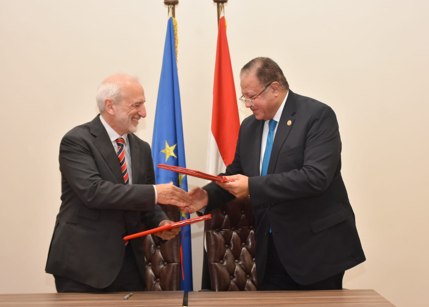 جانب من توقيع البروتوكول