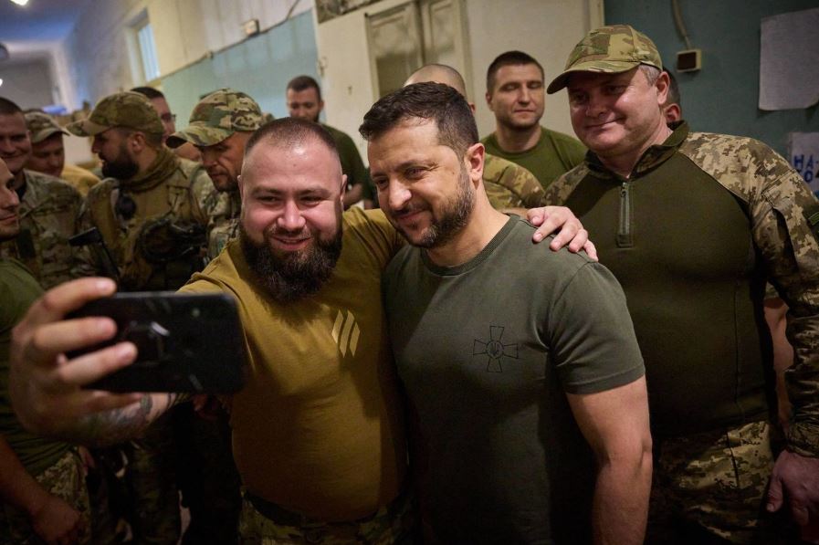 زيلنسكي يلتقط صورة مع الجنود