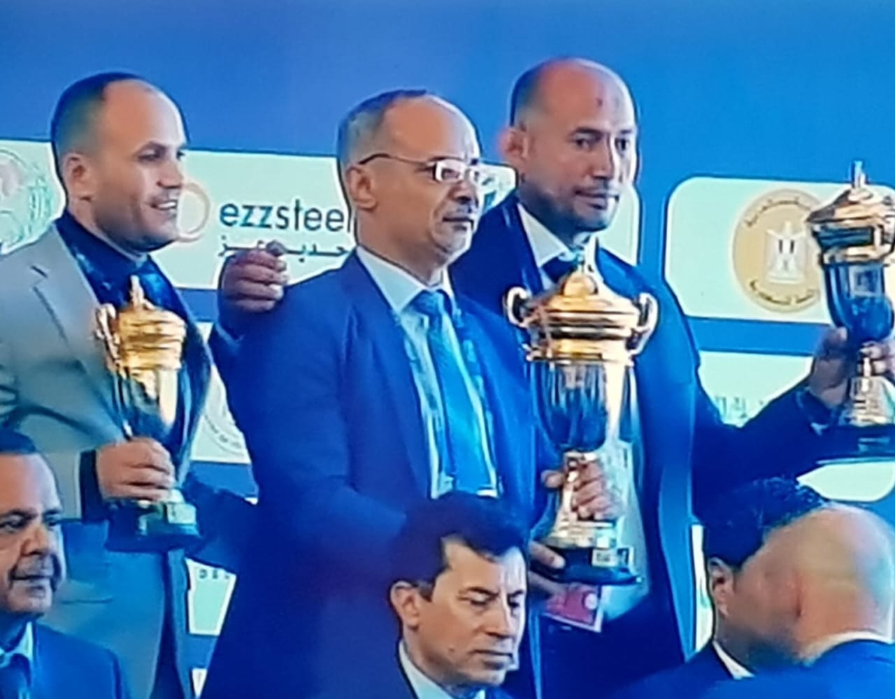 وزير الرياضة يسلم الرحاب كأس البطولة العربية للجودو بالعلمين  (3)