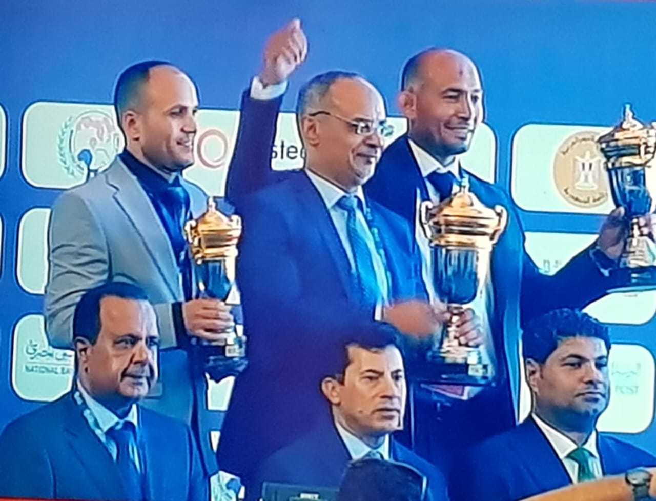 وزير الرياضة يسلم الرحاب كأس البطولة العربية للجودو بالعلمين  (1)