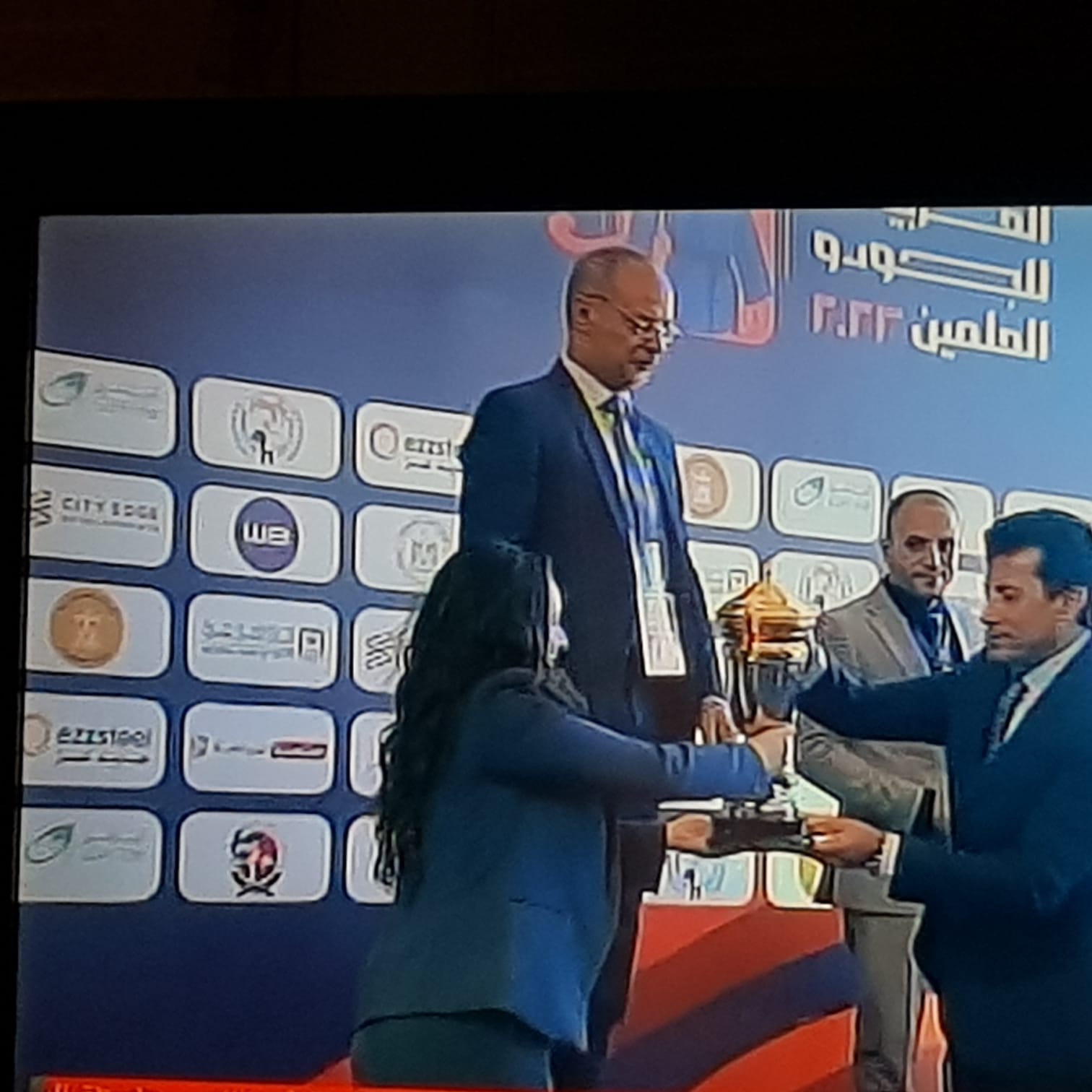 وزير الرياضة يسلم الرحاب كأس البطولة العربية للجودو بالعلمين  (2)