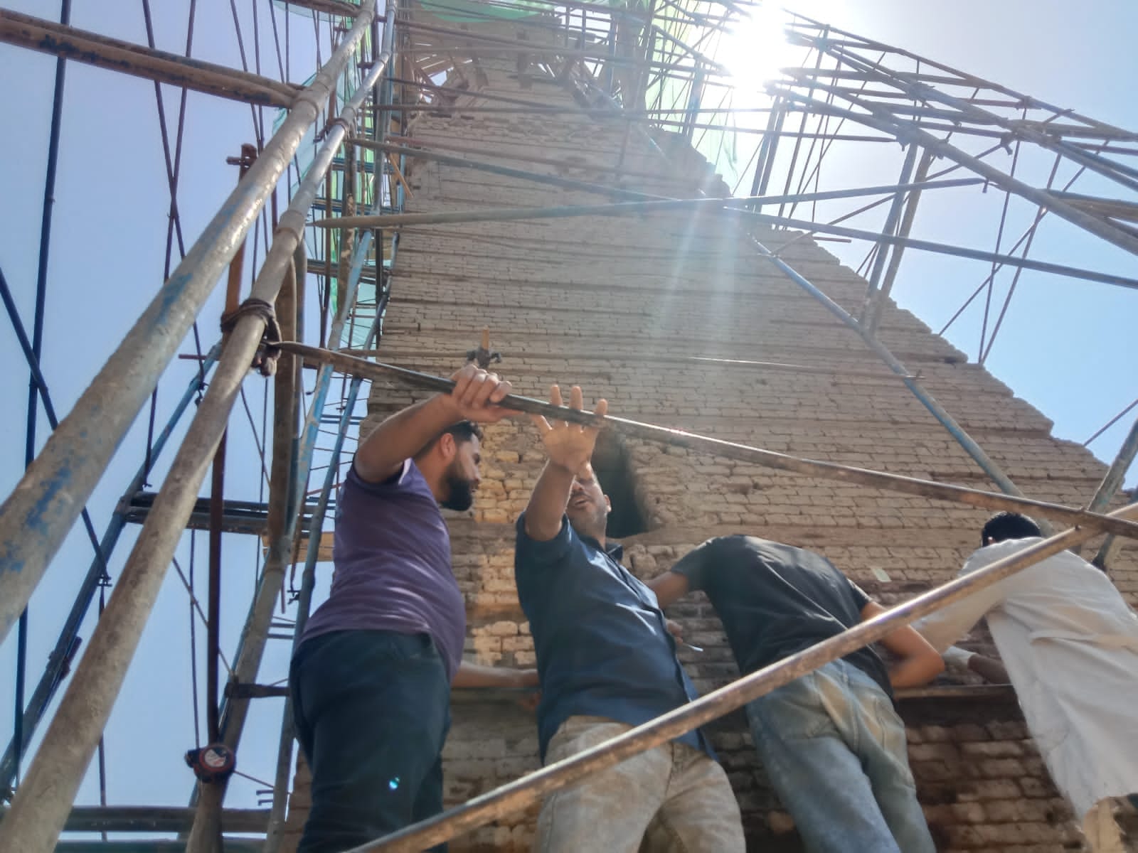 أعمال ترميم وإعادة الحياة لمأذنة أصفون الأثرية فى المسجد العمرى