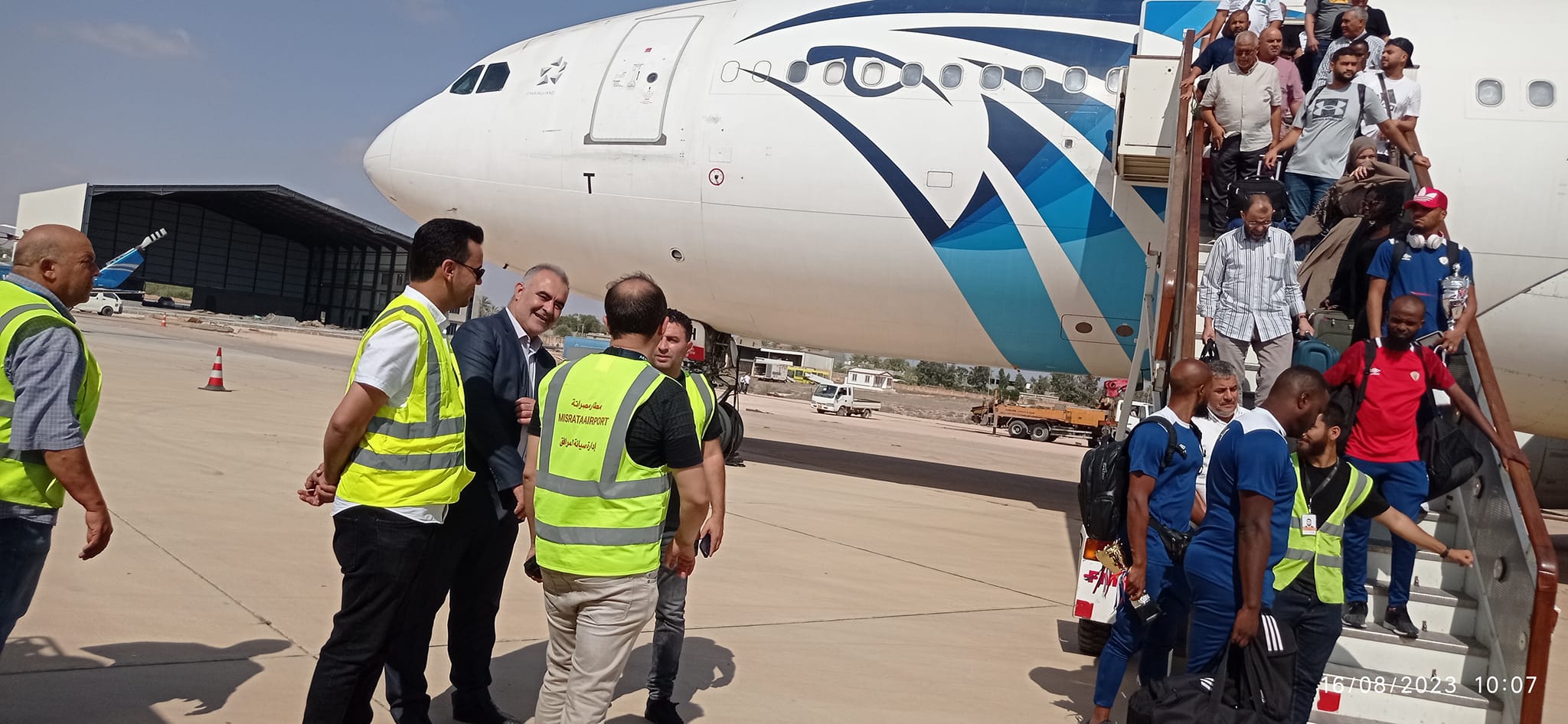 رحلة مصر للطيران في مطار مصراتة
