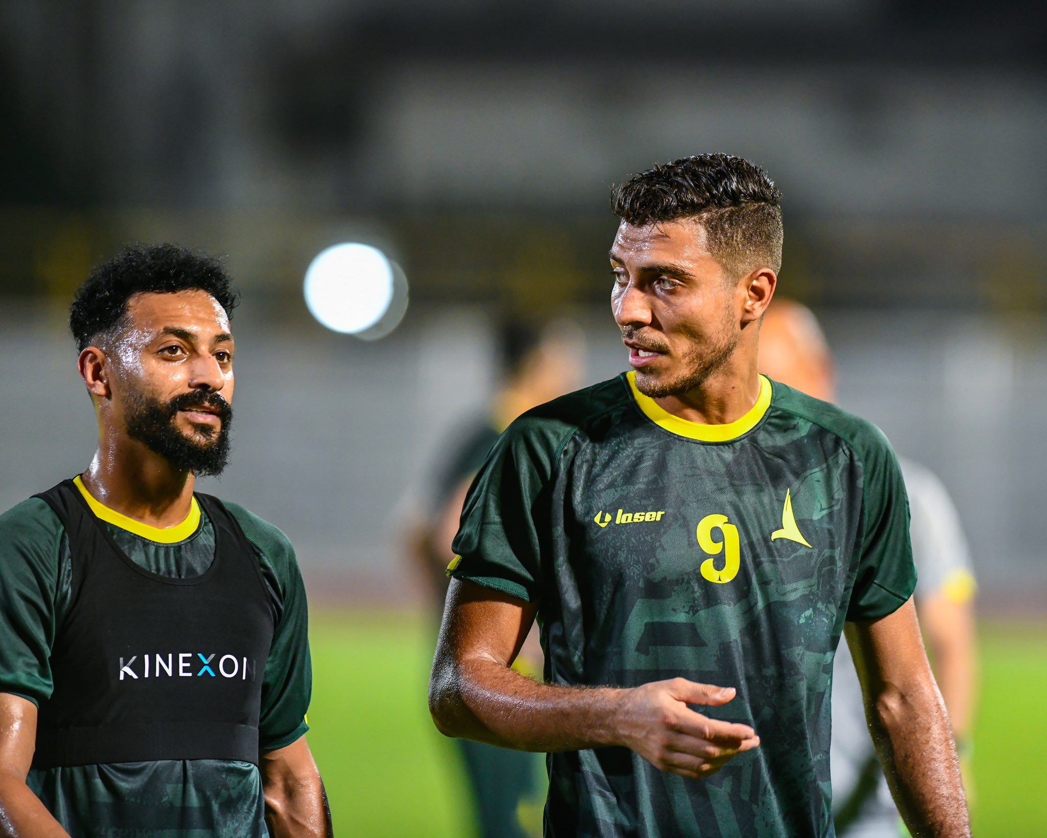 محمد شريف يرتدى رقم 9 مع الخليج واستقبال حافل من زملائه فى أول مران.. صور -  اليوم السابع