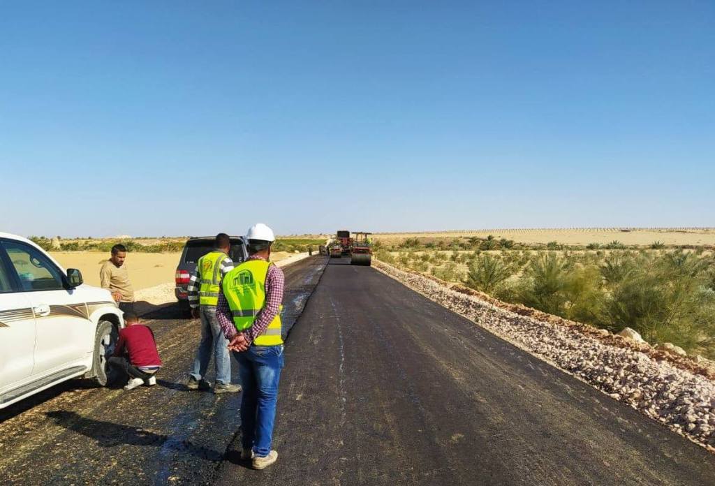 رصف الطرق ضمن مبادرة حياة كريمة في سيوة