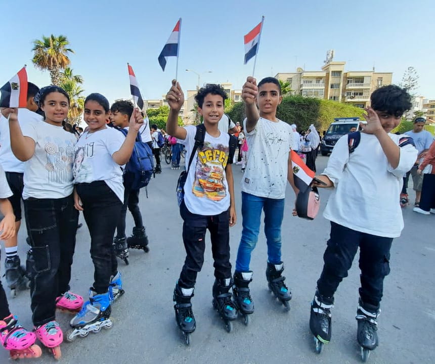الأطفال يحملون علم مصر