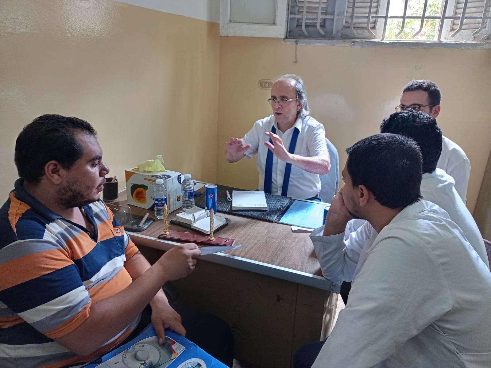 طبيب بجامعة الزقازيق يجوب قرى الشرقية لعلاج المرضى بالمجان (2)