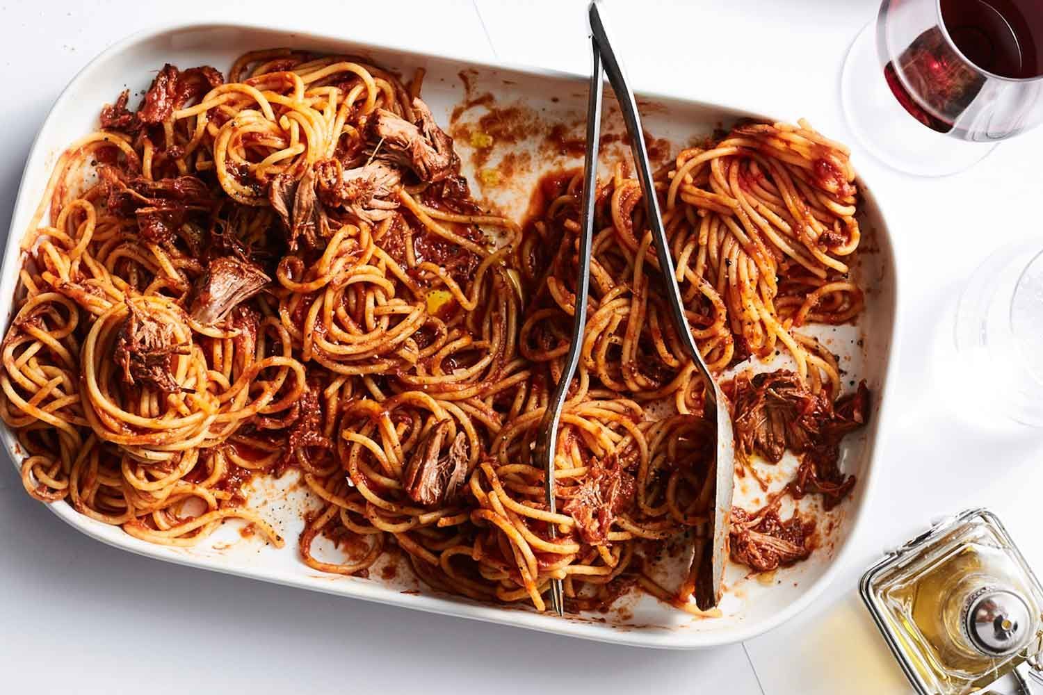 Some spaghetti. Спагетти болоньезе. Спагетти по болонски. Спагетти болоньезе Чайханы. Спагетти с фаршем в томатном соусе в духовке.