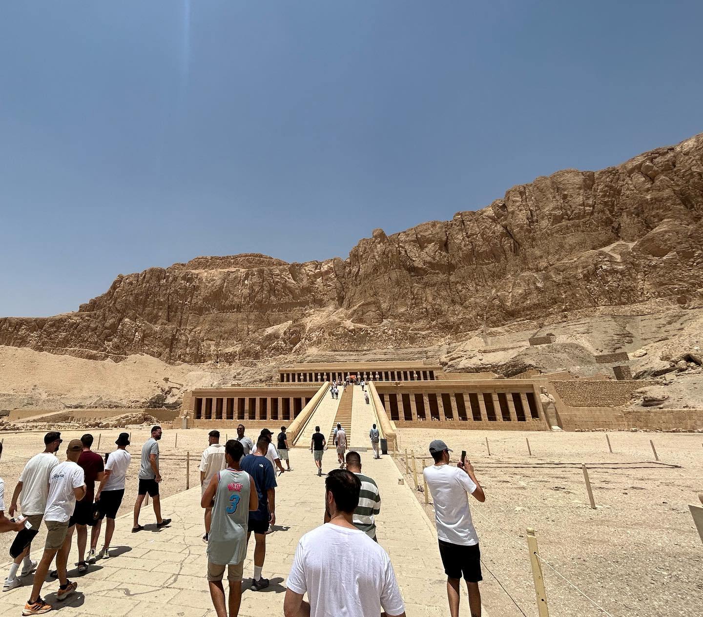 توافد السياح على معبد حتشبسوت