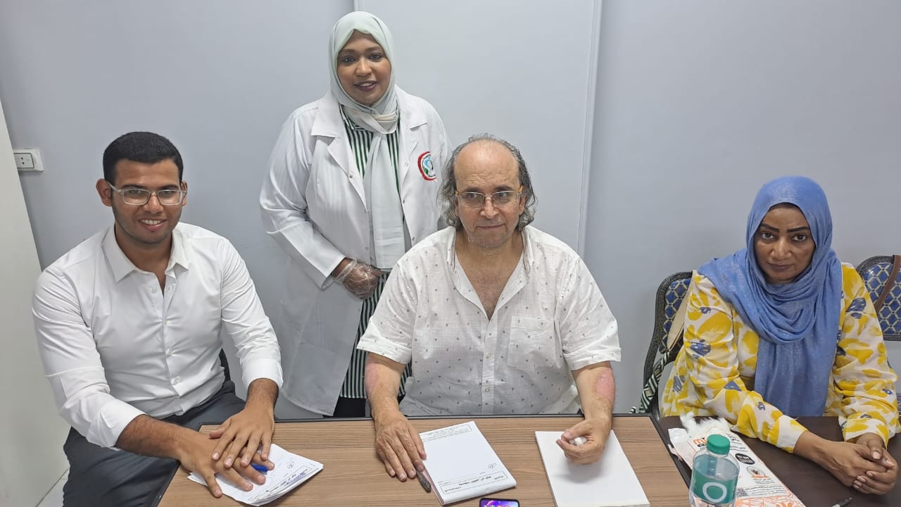 طبيب بجامعة الزقازيق يجوب قرى الشرقية لعلاج المرضى بالمجان (1)