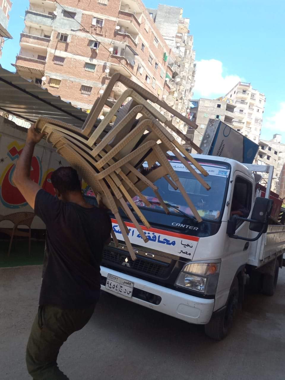 رفع الاشغالات التي تعوق الطريق بحي المنتزة بالإسكندرية