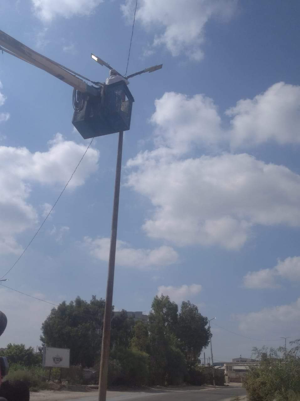 اعمال صيانه لاعمدة الكهرباء بحي المنتزة بالإسكندرية
