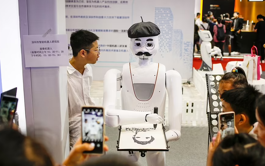 روبوت رسام بمؤتمر الروبوتات العالمى