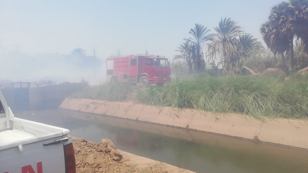 الإطفاء خلال السيطرة على حريق إسنا