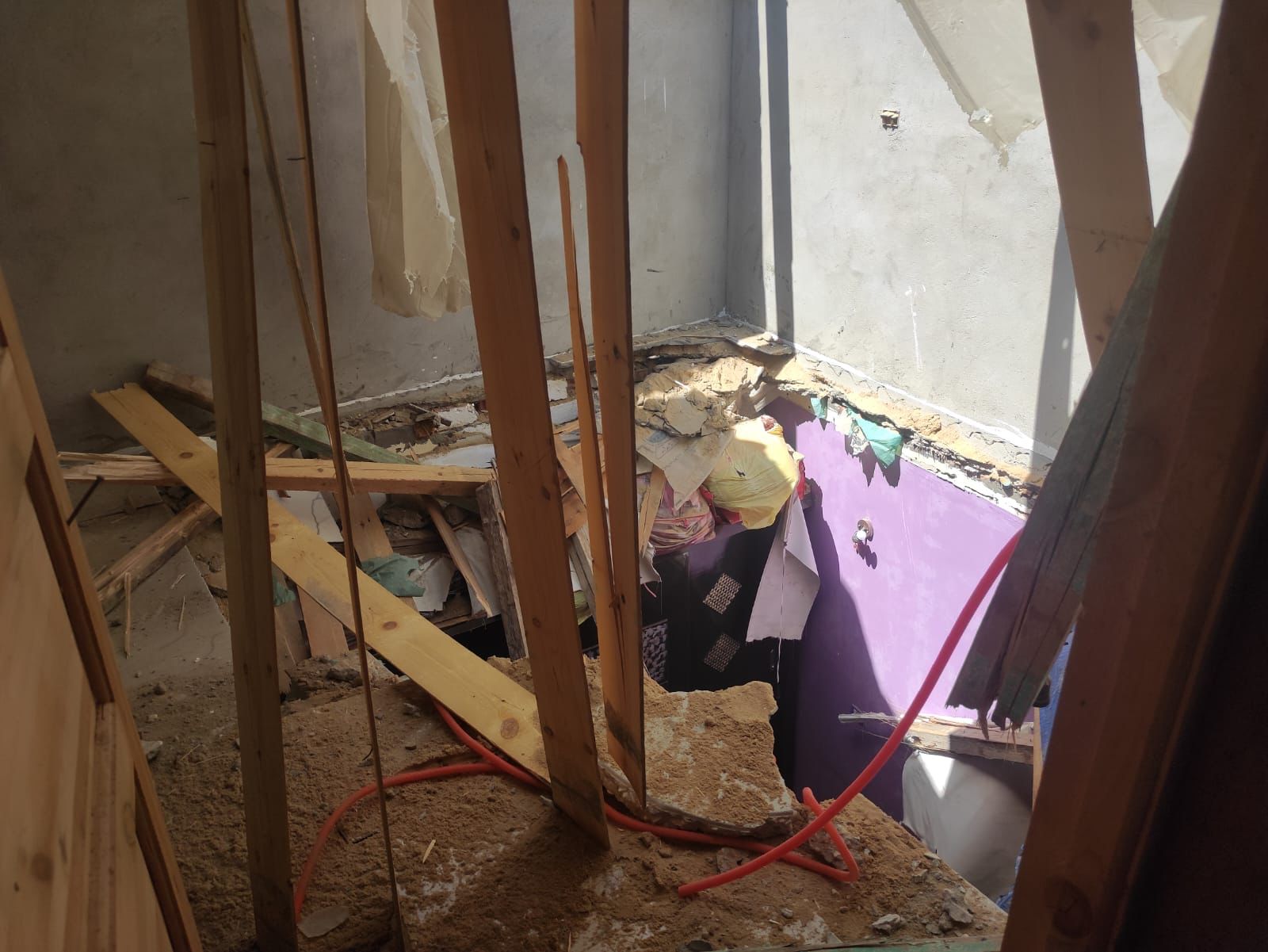 النيابة الادارية تعاين موقع الانهيار الجزئي لمنزل بقرية بني عدي (15)
